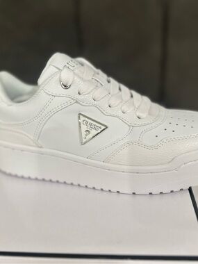 GUESS White Low-Top Platform Triangle Logo Sneakers